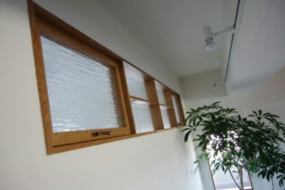 【リビングの室内窓】リノベーションで絶対にやりたかったことの1つ、アイアンをやめて木製に！