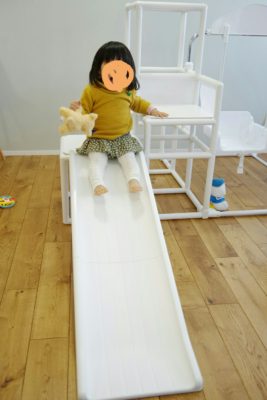 ジャングルジムが真っ白なシンプルな子供部屋。1歳4ヶ月の遊び方