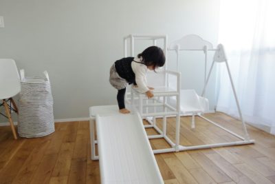 ジャングルジムが真っ白なシンプルな子供部屋。1歳4ヶ月の遊び方