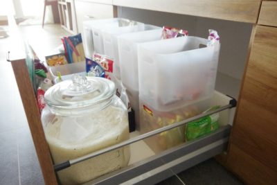 キッチン引き出し収納は100均ダイソーのクリアケースで整頓 食品収納編 リノベと暮らしとインテリア
