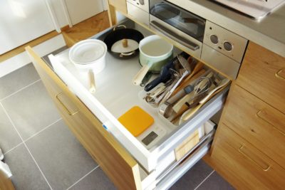 アイランドキッチンの収納方法 調味料 まな板はどこにしまう リノベと暮らしとインテリア
