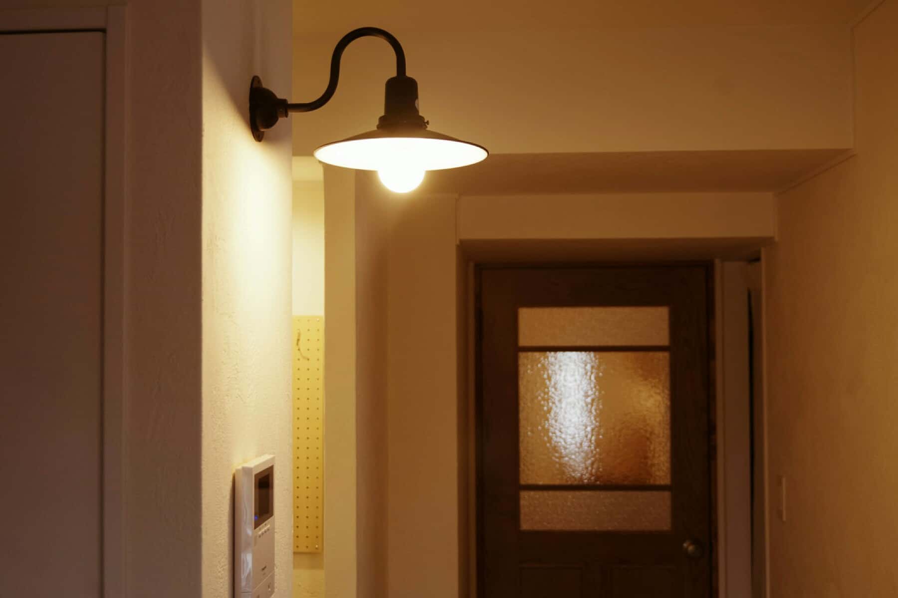 廊下のレトロブラケットライト】インテリアと照明選びのこと｜リノベと暮らしとインテリア